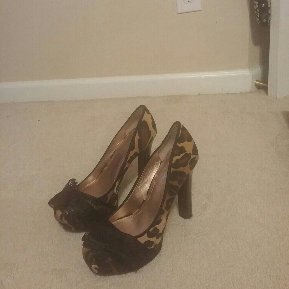 Leopard printed pumps